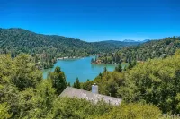 Charming Lake House Retreat with Spectacular Breathtaking Views!