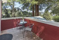 Lloyd's Lookout - Spacious 2 Bed Retreat with Stunning Bay Views
