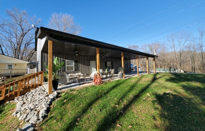 Lakeshore Cottage in Cadiz, Ky has waterfront panoramic views of Lake Barkley!