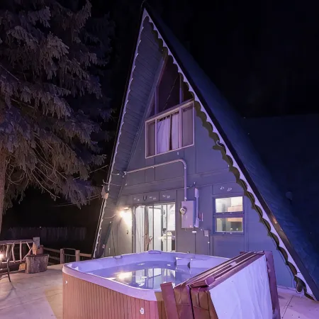 Pet Friendly, 10 Guests, Walking Distance to Payette Lake/Downtown, Hot Tub!