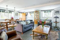 Courtyard Cottage Luxury Thatched Home Sleeps 4  (Pet Friendly) Near Gastro Pub - Homestays