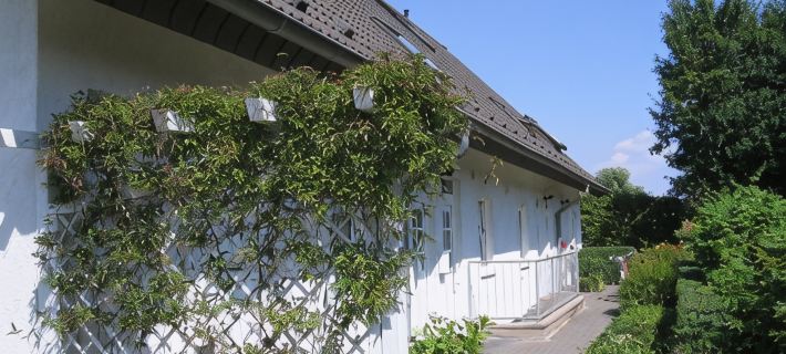 July 15–19: Off!  Cozy Vacation Rental with a Balcony, 2 Bedrooms, and a Parking Space in Grömitz Hotels in Gromitz