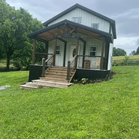 The Flint House! Lovely Cabin located in beautiful Campbellsville Ky.