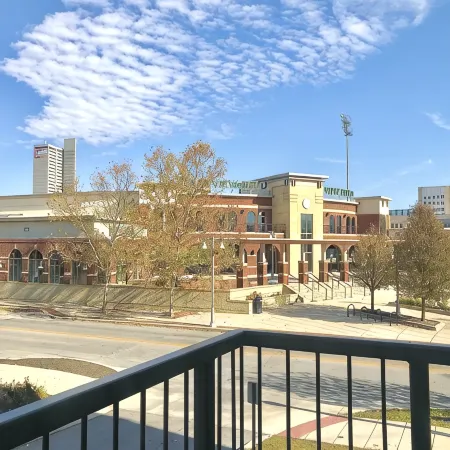 Stylish & Central Townhome-Perfect for Groups!