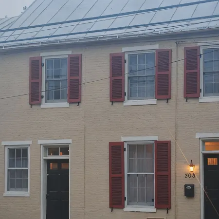 4 Bedroom, 3  Bath  Big Downtown Frederick home, w/ Private Patio &  fire table