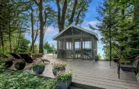 LUXURY Lakefront Property on Private Beach with Stunning Lake Views and Sunsets - 4 tähden