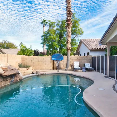 Gilbert Ranch Retreat & Non Heated Pool. Walk to Shops and Restaurants.