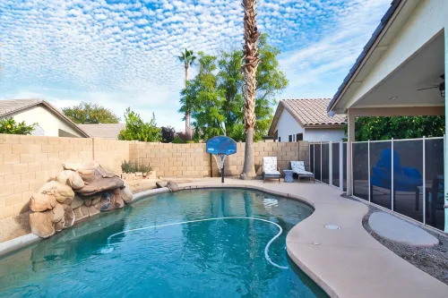 Gilbert Ranch Retreat & Non Heated Pool. Walk to Shops and Restaurants.