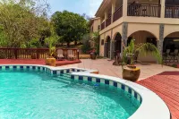 Spacious private villa apartment with pool & 5 min walk to the beach - Homestays