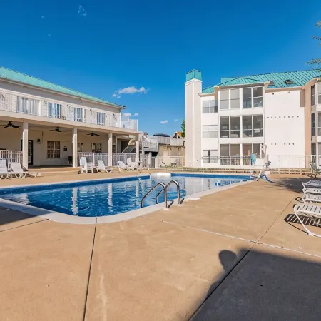 Walk In luxury condo with pools and hot tub! Comfy beds!
