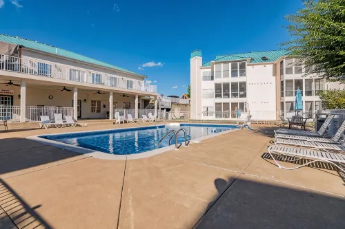 No Stairs 2Br with King Beds, Pools & Peaceful Creek View Near Table Rock Lake - สระว่ายน้ำส่วนตัว