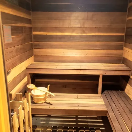 2 BD, 2B with Jet Bath Tub, Sauna, Sleeps 6, 2 minutes from West Glacier