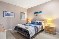 Cozy dog- friendly condo that sleeps 6 -with pools and VIEWS, minutes to slopes - Pools