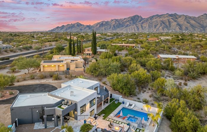 Backyard Oasis, Mountain Views, Resort Style Pool & Jacuzzi!