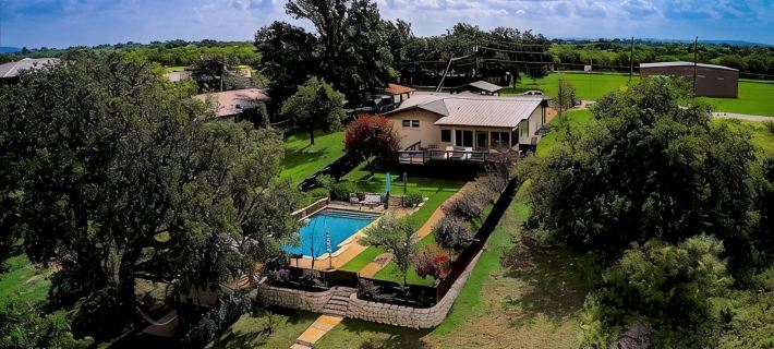 Sandy Feet Retreat on LBJ - Pool, Hot Tub, Kayaks Hotéis em Llano County