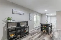 Newly furnished 1 story + Office Desk in Woodlands
