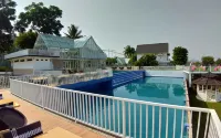 Chevilly Resort & Camp - Pools