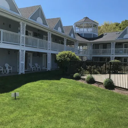 Relax and get away! Beautiful upscale condo with pool near OGT Village and Beach