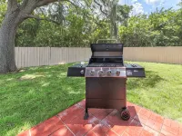 Venice Palm Villa - Minutes to the Beach - Screened Patio- Fenced yard! Hotels in Venice Gardens