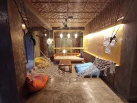 Hang Loose Hostel - Hostales