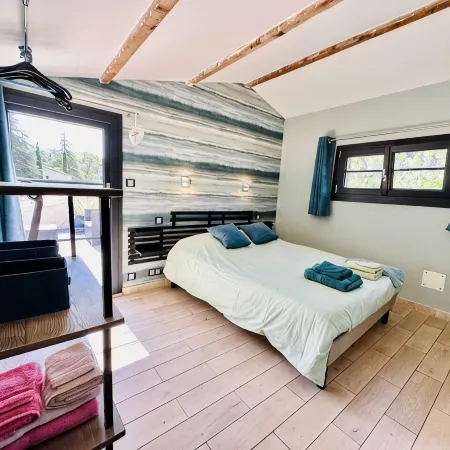 Stone house, swimming pool, spa, pétanque court, outdoor bar