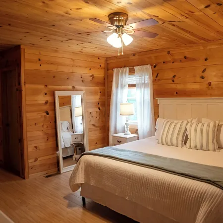 Charming 3-bedroom cabin with a view, AC/wifi located near Mountain View
