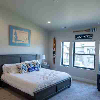 New Luxury Home Sleeps 14 with 2 Bunk Rooms and Hot Tub. Near Skiing and Lake! Rooms