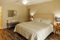 Spacious 4Br Lakefront Getaway – Heated Pool, Hot Tub  Near Everything! - Boutique