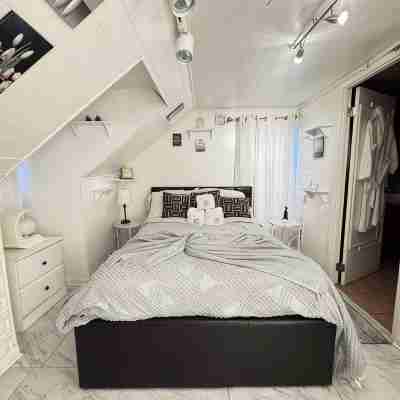Spacious 3-bedroom apartment with WiFi, AC in marvelous Carteret Rooms