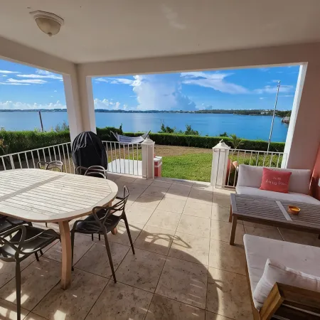 Oceanfront "Dock of the Bay" Retreat in Beautiful Bermuda Отели в г. Сэндис