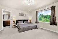 Retro Arcade Paradise! 4Br Luxury Home, Hot Tub, Sauna, Putting Green & Fire Pit - 4-Star