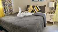 Perfect  getaway with amazing sunsets, 5 min walk from the Beach. Pet friendly! - Pools