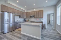 Musketeer Manor ~ 5 bedrooms & 4.5 baths off street parking & central location!! - Holiday bungalows
