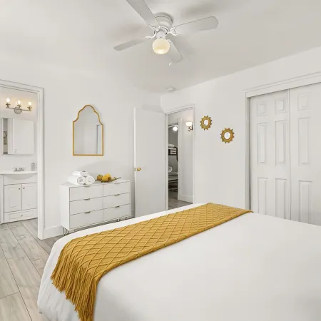 Elegant Hot tub l Fire Pit l BBQ l Oldtown Clovis Hotels in Clovis