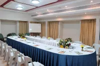 Hotel Gnanam - С баром