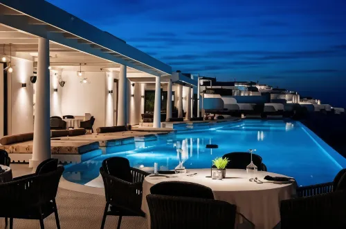 Cresanto Luxury Suites - bar
