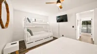 Cozy Coastal Home: Pool + Close to Beaches - 3 ดาว