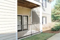 Hotty Toddy! Newly Renovated 2 Bedroom, 2 Bathroom. Walk to Grove! 1st Floor. - 2-Star