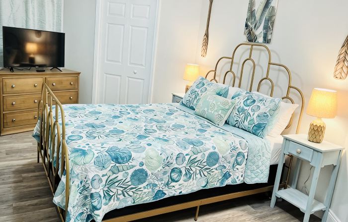 2 bd 1 bath home - King bed - close to beaches&downtown - backyard with firepit