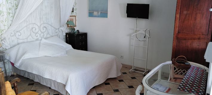 Small 30m2 house for 2 people on private property with swimming pool Hotéis em Frejus
