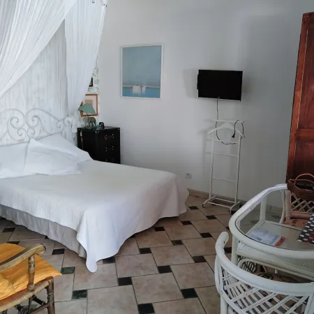 Small 30m2 house for 2 people on private property with swimming pool
