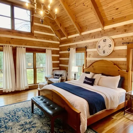 Beautiful, Secluded Luxury Cabin with relaxing hot tub.