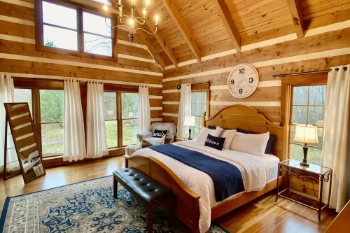 Beautiful, Secluded Luxury Cabin with relaxing hot tub.
