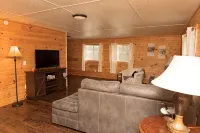 Colonels' Cabin at Ramp 11 Retreat by Concord Sun - Homestays