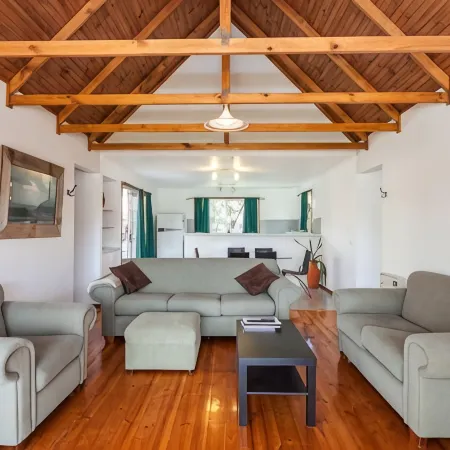 A RIVER BED COTTAGE - Relax and unwind in this spacious cottage by the river