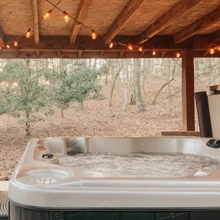 Cozy Cabin in woods with Hot Tub, Porch Swing Bed and Fire Pit in Aska Adventure