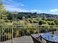 Redwood Lodge rural retreat with superb views - 2-Star