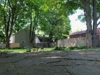 Pet Friendly 1 BR Apartment in Uptown Kingston + Huge Backyard & Full Kitchen - Wifi