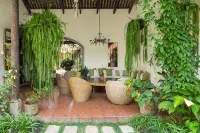 Colonial Villa And Guest House With Pool in Gated Community - Виллы