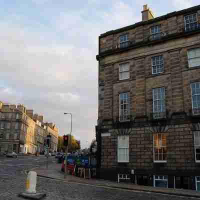 Fantastic city centre location - Spacious 3 bedroom apartment Others